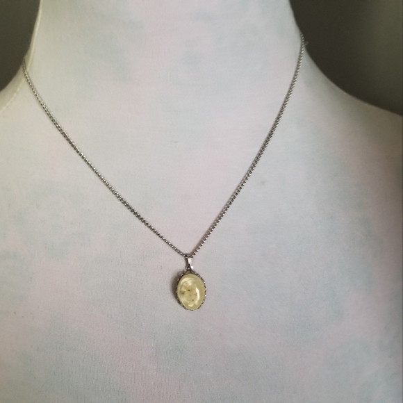 Vintage dried flowers necklace in resin preserved pale yellow cottagecore silver - Picture 4 of 14